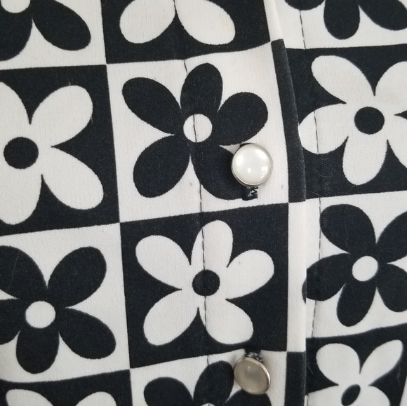 Button with pearlized buttons - Picture 2 of 3